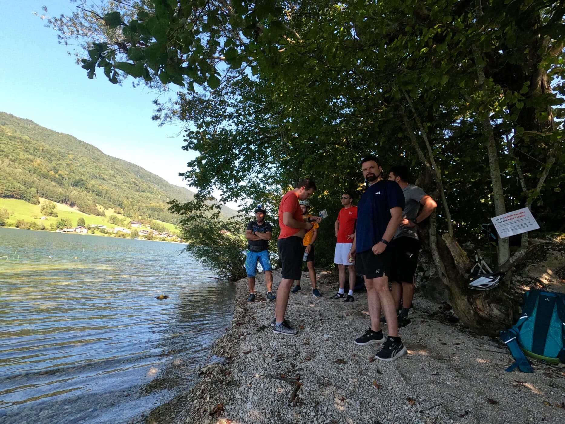 Personen stehen am Ufer