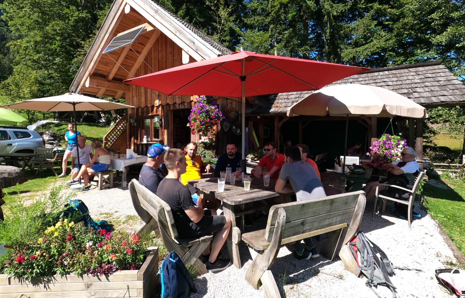 Team macht Pause unter Sonnenschirm